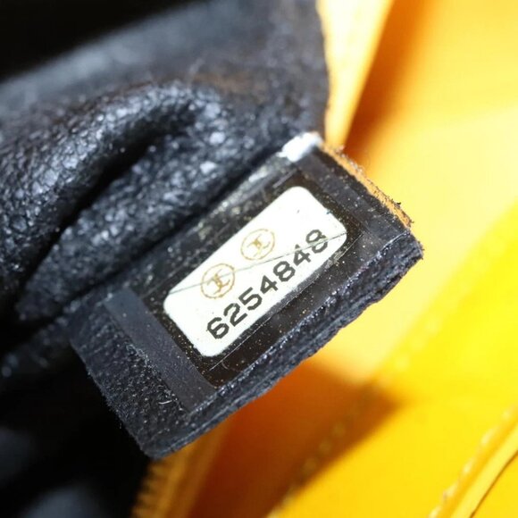 CHANEL Tote Bag Enamel Yellow CC - Picture 13 of 15